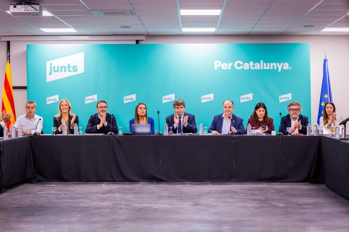 Junts spokesperson in Congress, Miriam Nogueras (4); the former president of the Generalitat and leader of Junts, Carles Puigdemont (5i), and the general secretary of Junts, Jordi Turull (4d), during a meeting of the Junts leadership, in the Les 5 Éléments space, on October 27, 2025, in Perpignan (France). Puigdemont has met with the Junts leadership to decide whether to break with the PSOE, a decision that will probably be put to a vote by the militancy. OCTOBER 27, 2025 JuntsxCat 10/27/2025. CARLES PUIGDEMONT;JORDI TURULL;MIRIAM NOGUERAS;JuntsxCat;
