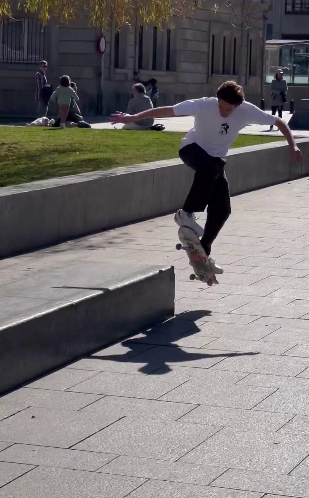 Los 'skaters' internacionales Miles Silvas, Mark Suciu y Mikel Vidal, en Vigo