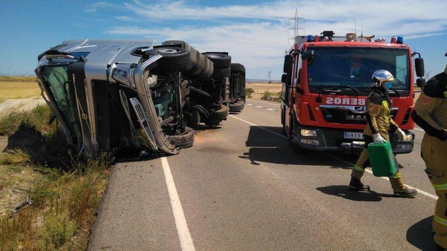 Herido el conductor de un tráiler frigorífico al salirse de la vía en la N-122