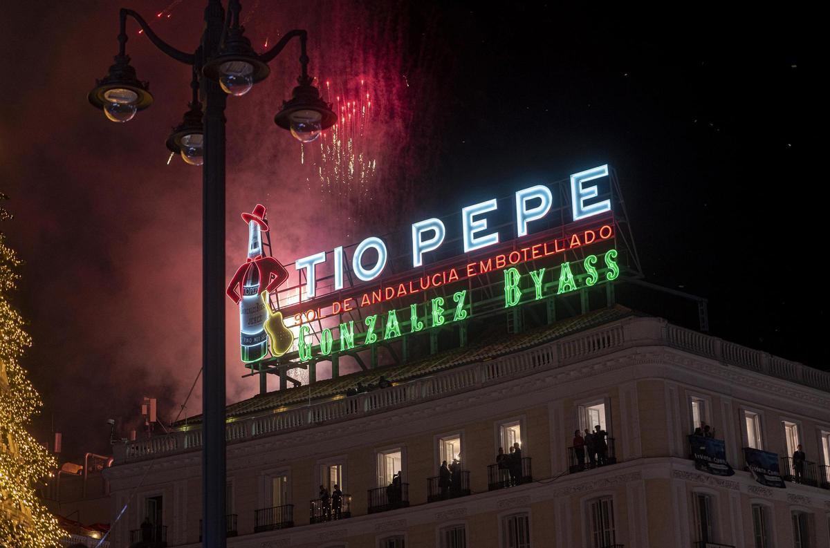 Archivo - Vistas del cartel 'Tío Pepe' durante el encendido de luces de navidad, en la Puerta del Sol