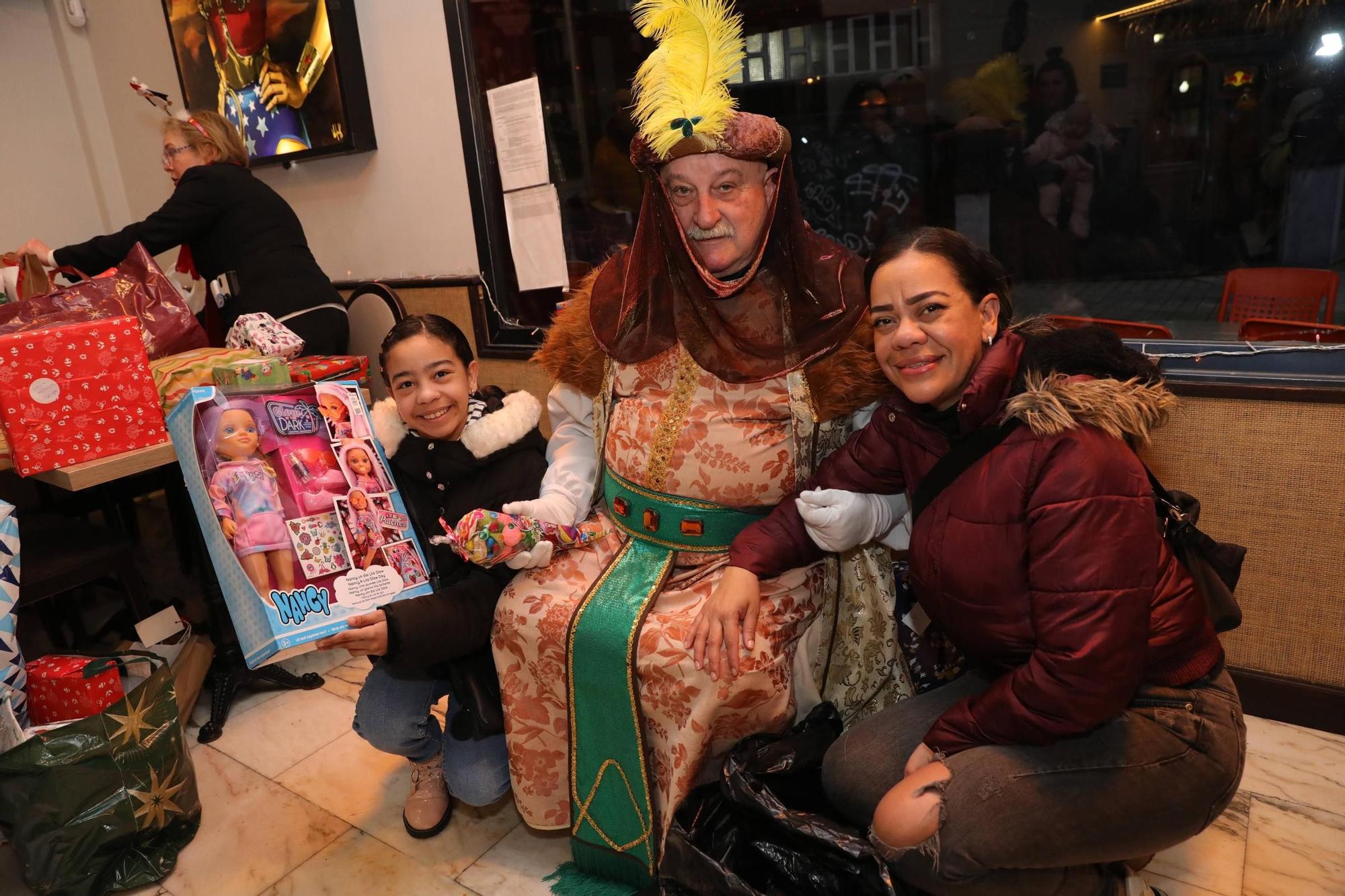 Cerca de 30 niños en acogida reciben sus regalos de Navidad en Gijón (en imágenes)