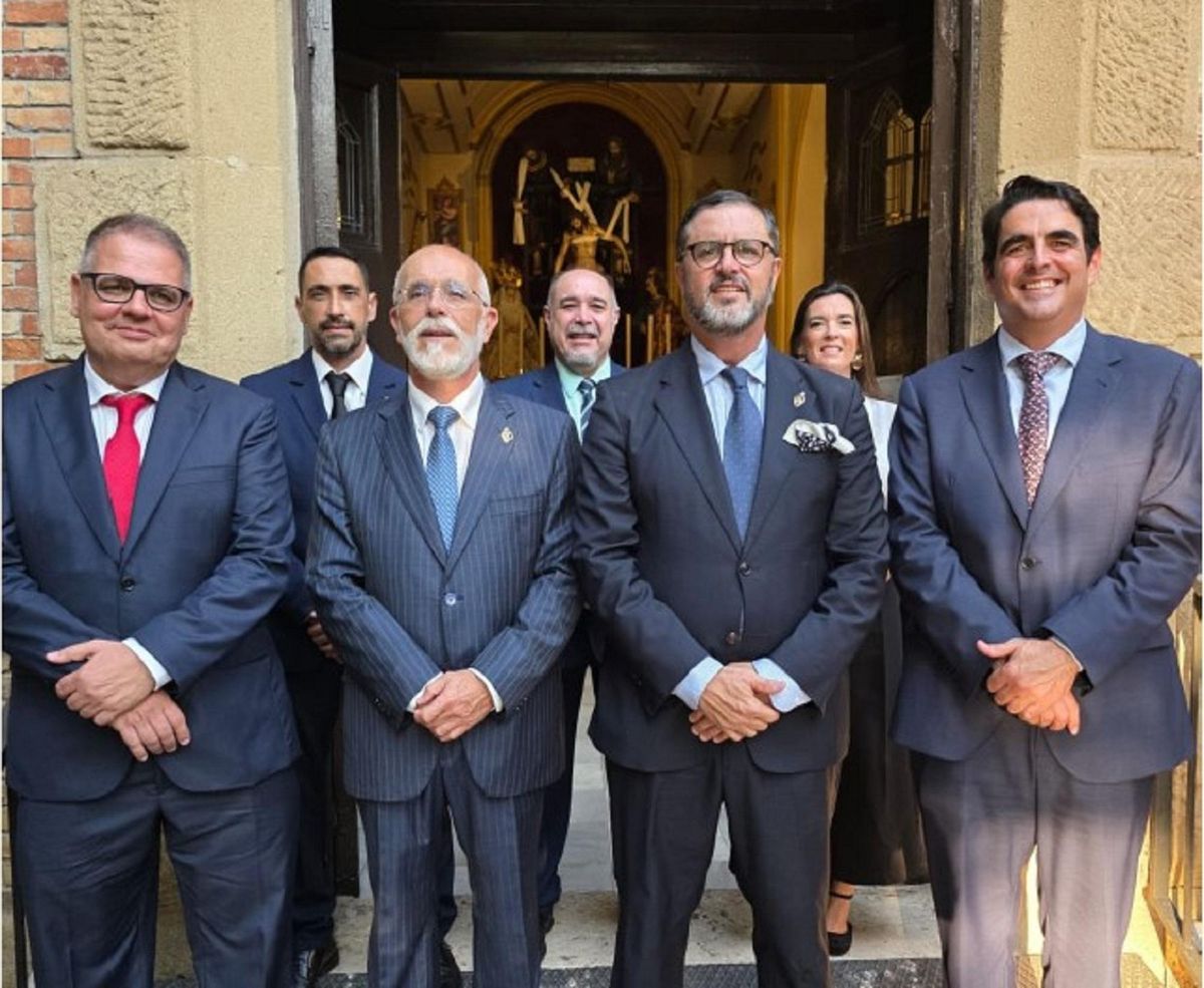 Enrique Sarria Lozano (2º por la dcha), junto a su Junta de Gobierno.