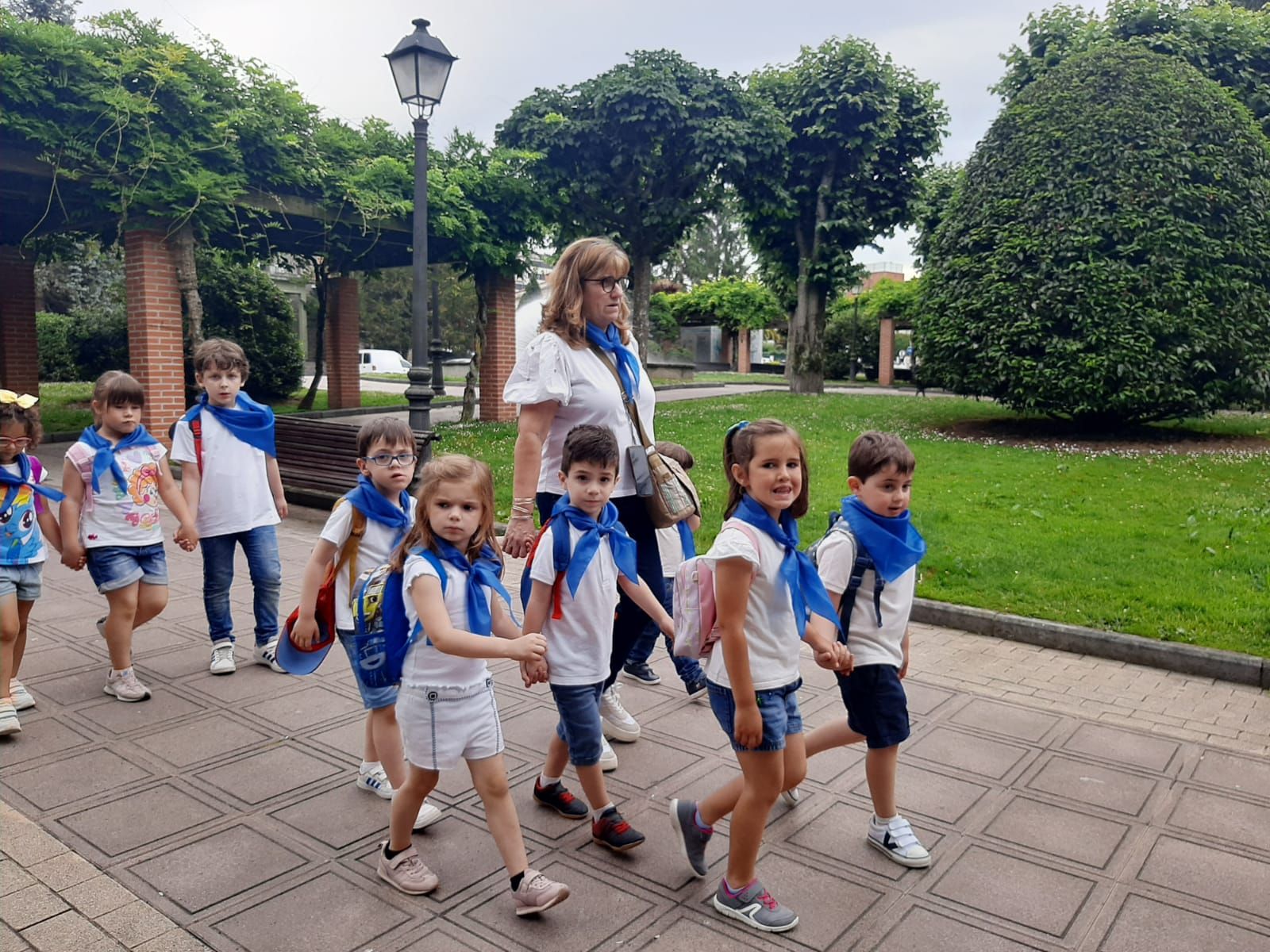 Los niños de la Pola ensayan para el Carmín: así ha sido la romería de la Escuela Peña Careses