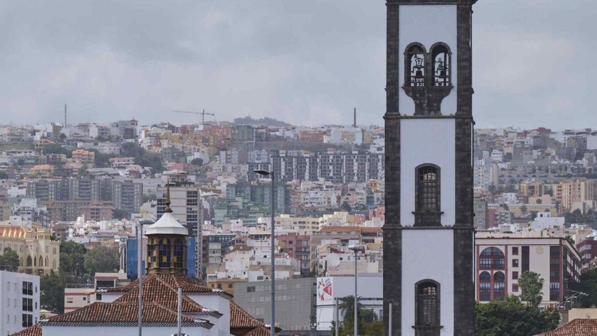 Panorámica de Santa Cruz de Tenerife, con la torre de la iglesia de La Concepción en primer plano.