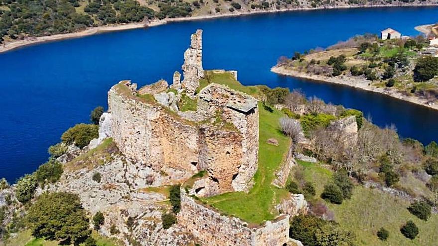 La fortaleza de Castillo de Alba domina sobre el río Aliste. | Ch. S.