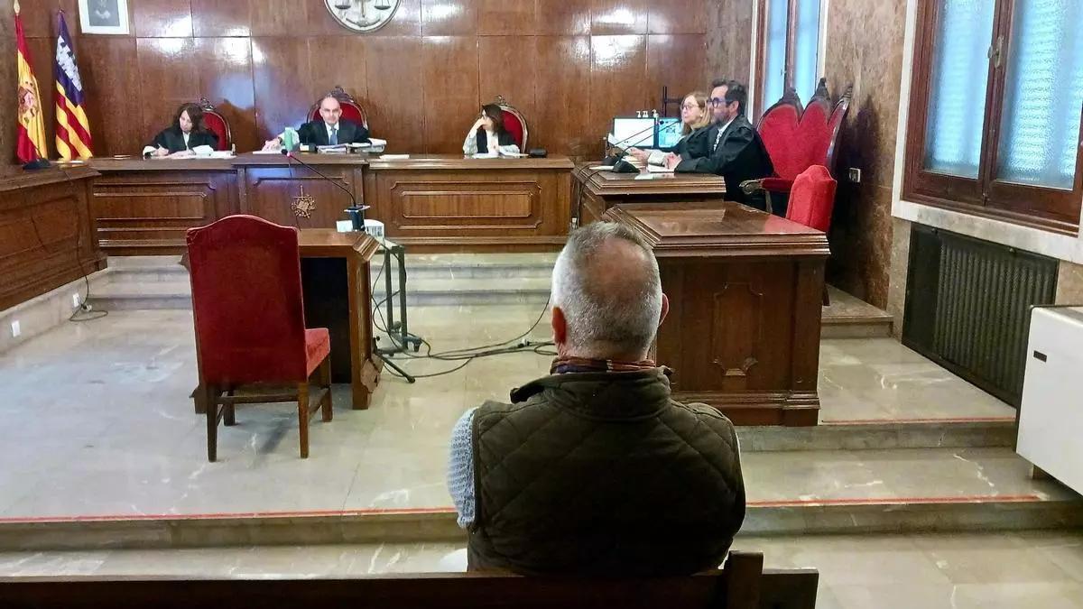 El acusado de intentar estafar a un anciano comprándole tres fincas admitió los hechos ayer en la Audiencia de Palma.
