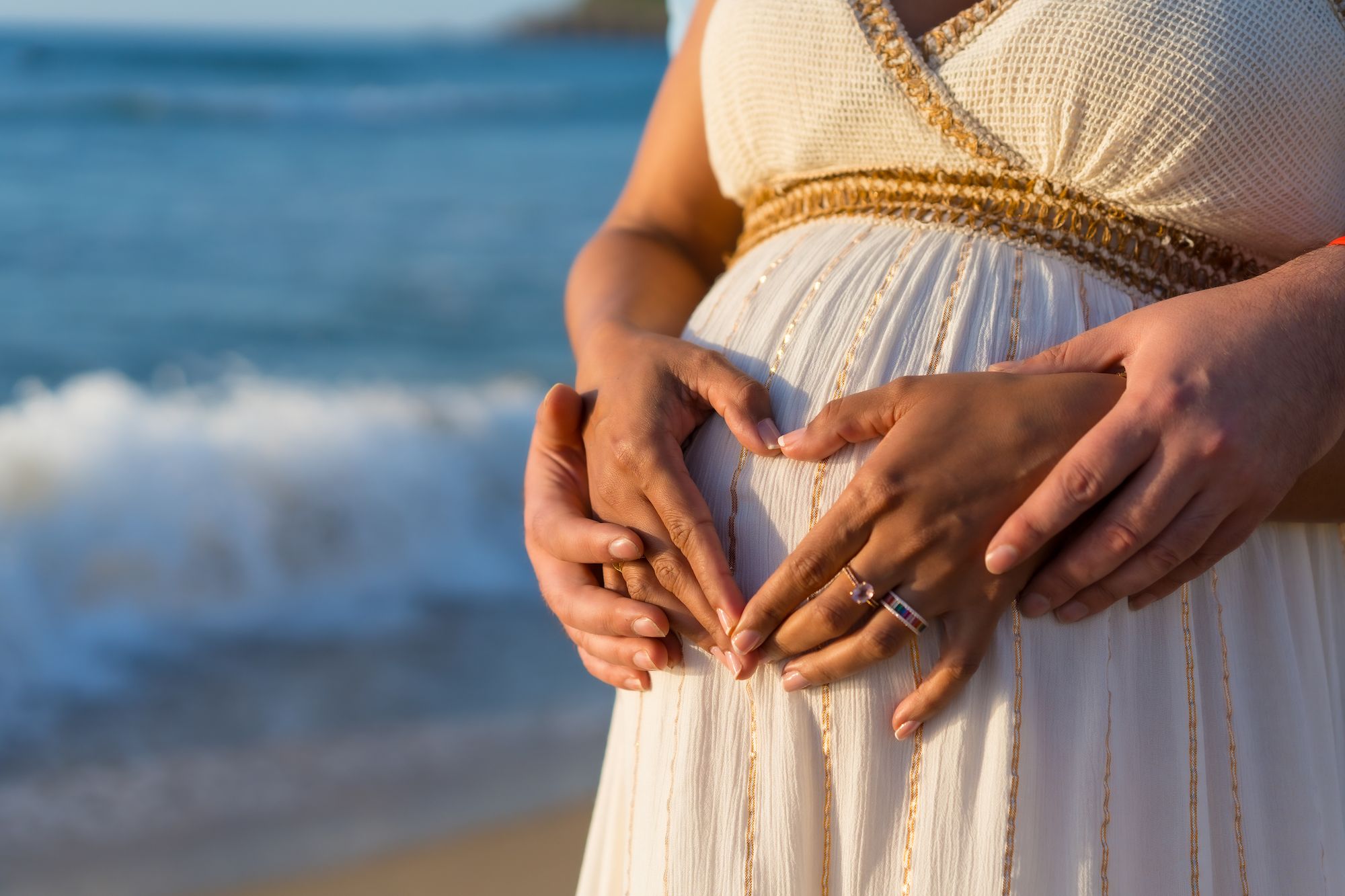 Cómo vestir una mujer embarazada sin tener que llevar ropa de premamá