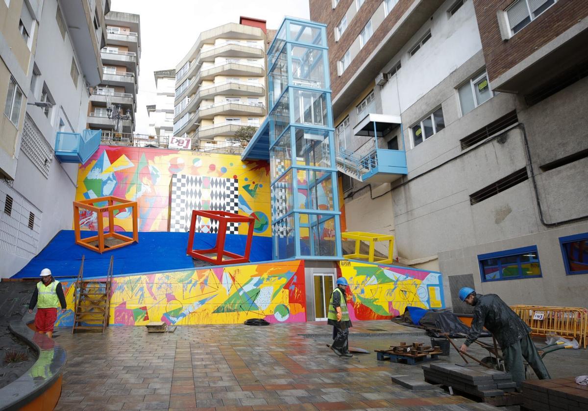 Ascensor que une las calles Marques de Valterra y Torrecedeira, pocos días antes de su inauguración