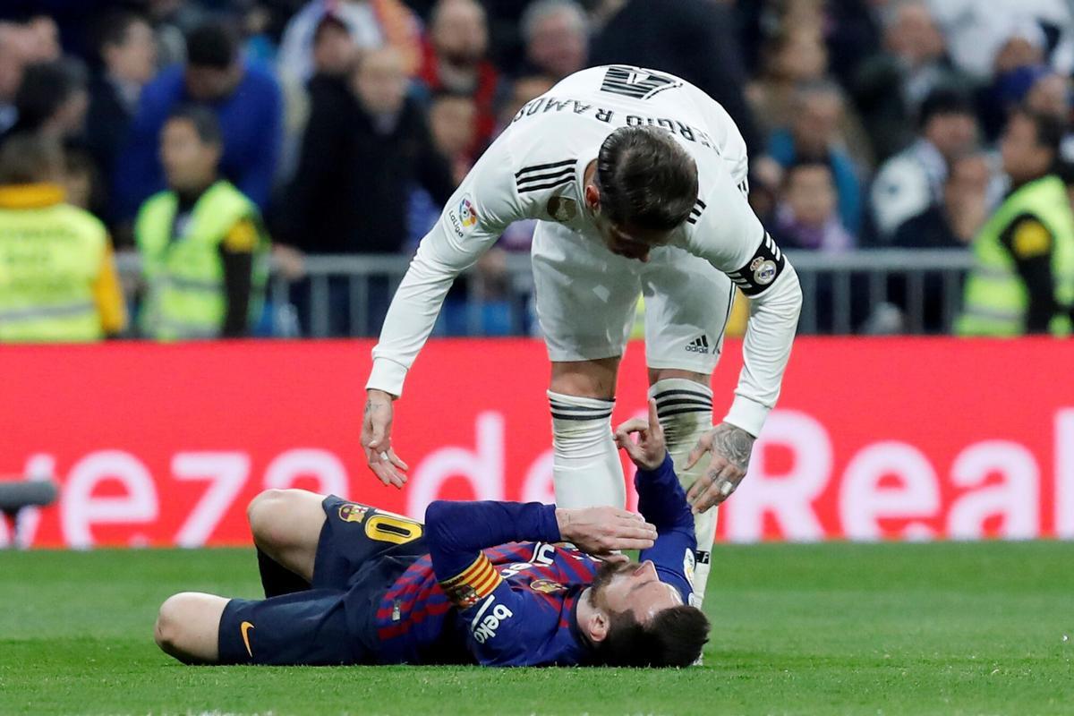 Leo Messi sufrió la dureza de Sergio Ramos, incapaz de frenarle, de forma recurrente durante los clásicos