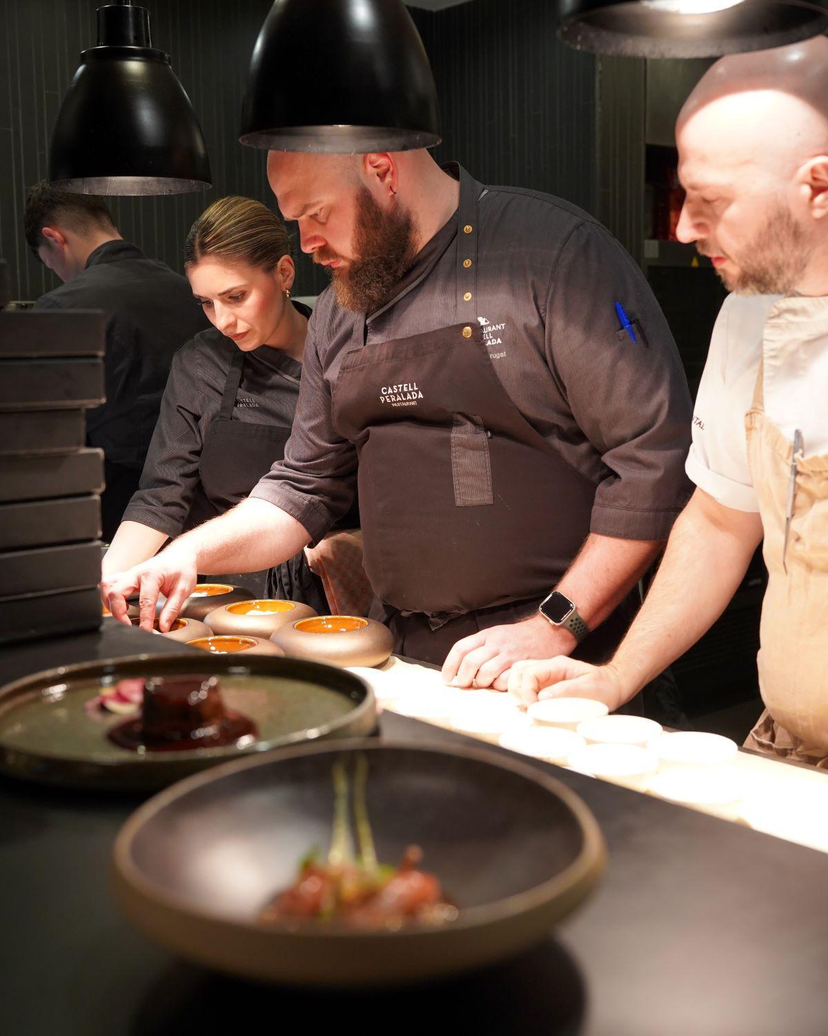 Parts dels equips del Restaurant Perelada i del Quirat a la cuina del local altempordanès.