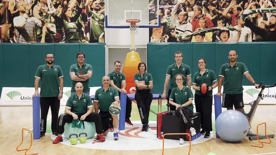 Parte del equipo de profesionales que ha formado el área de Salud y Rendimiento  Unicaja Baloncesto. Arriba, de  izquierda a derecha:  Alfonso 
Trujillo, Paco Jaime, Mario Bárbara, Alba López, Ignacio Alonso, Gloria García y José Sánchez Cervi. Debajo: Ale Ballesteros, Enri Salinas y Lorena Aranda.