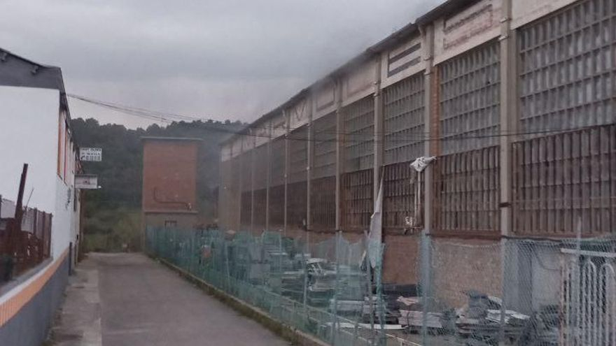 Ampli desplegament per apagar un foc en una empresa de palets a Olesa de Montserrat