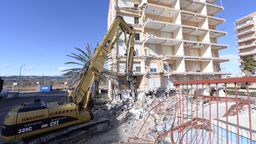 Activan el rescate de un edificio de viviendas demolido hace una década en primera línea de playa en Castellón