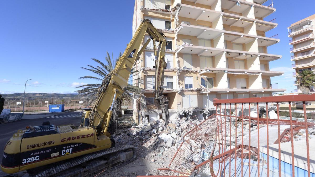 En el 2014 se demolió uno de los edificios de Prados II por riesgo de derrumbe en Torreblanca.