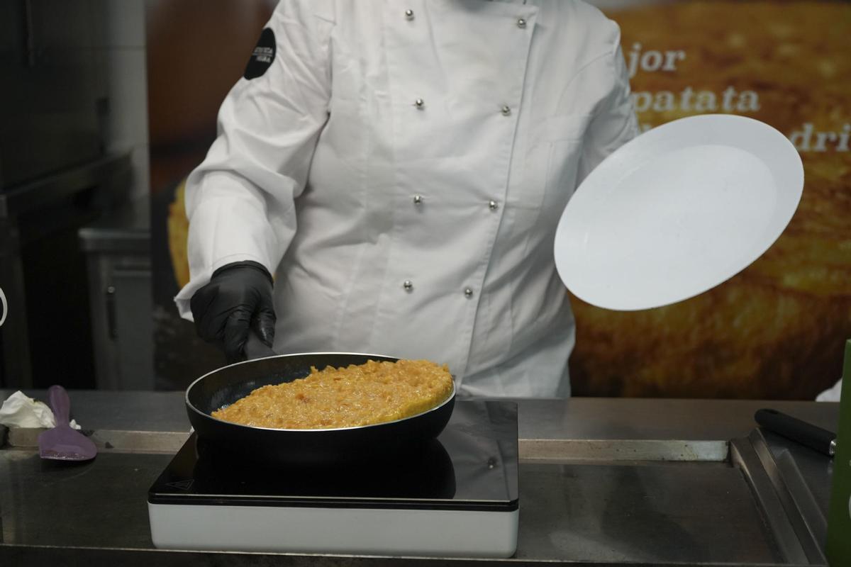 Uno de los cocineros participantes en el concurso ‘La mejor tortilla de patata de la Comunidad de Madrid’.