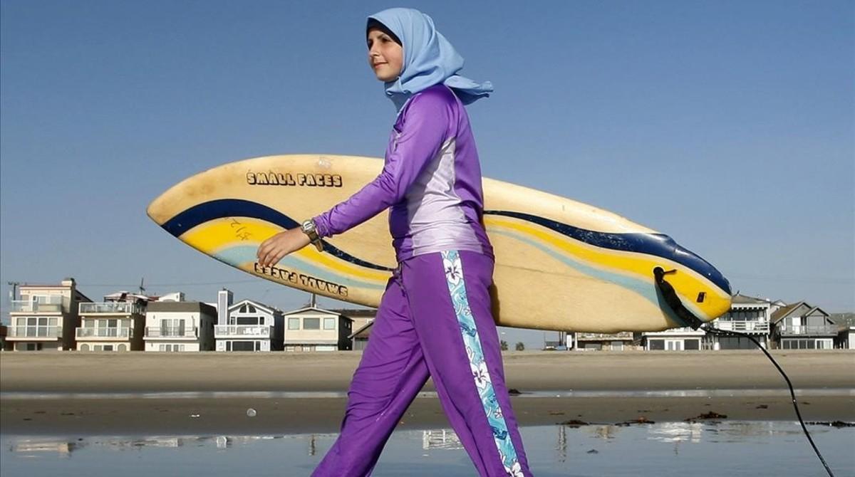Una joven viste un traje de baño acorde con las normas del islam, en California.