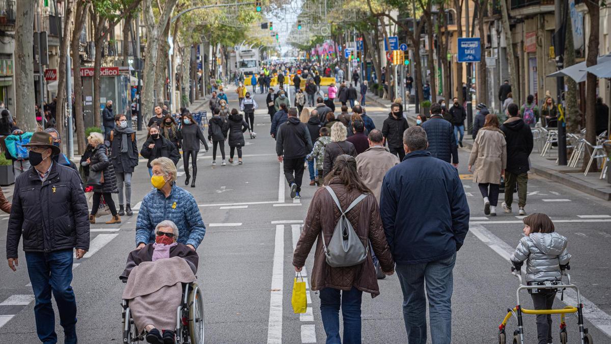 Gente caminando en Barcelona