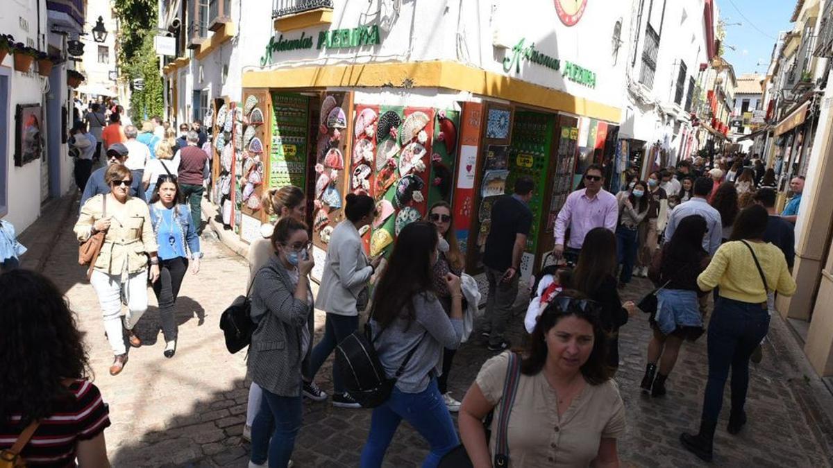 Turistas en las calles de la Judería de Córdoba.