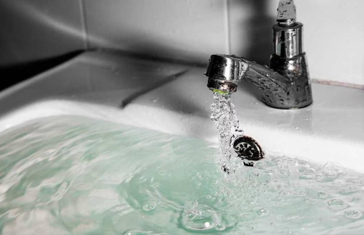 Importante: cerrar la llave de paso del agua antes de irse de vacaciones.