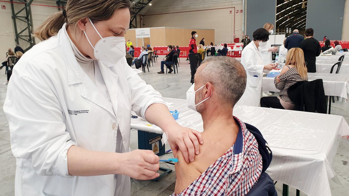 Vacunación masiva con AstraZeneca a menores de 55 en Vigo.