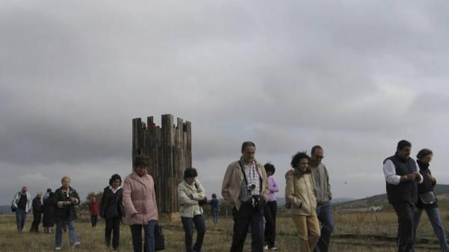 Numerosas personas en los campamentos romanos de Petavonium, en Rosinos de Vidriales .