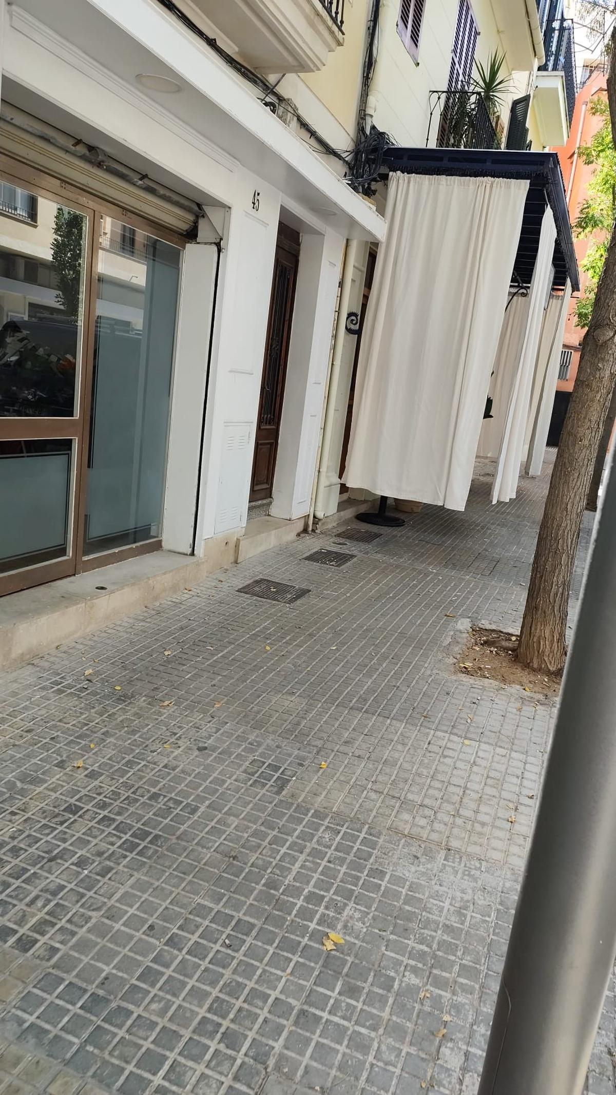 Cortinas como cerramiento en un bar de Santa Catalina.