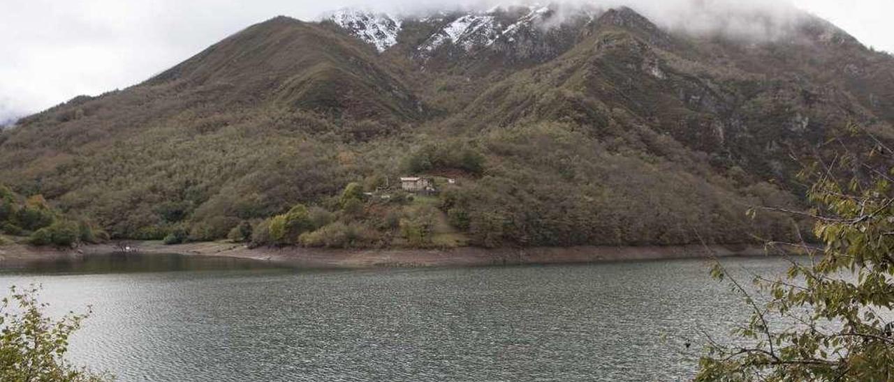 El embalse de Tanes, en pleno parque de Redes, con restos de nieve en las montañas próximas.