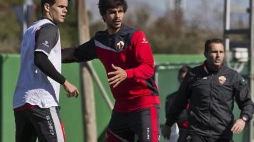 Hugo Álvarez y José Ángel, ayer junto a Baraja, en el entrenamiento matinal.