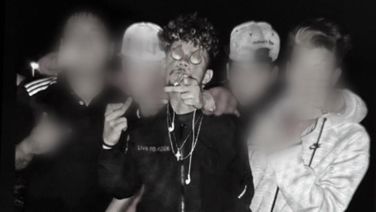 Alejandro junto a sus compañeros durante su etapa como pandillero