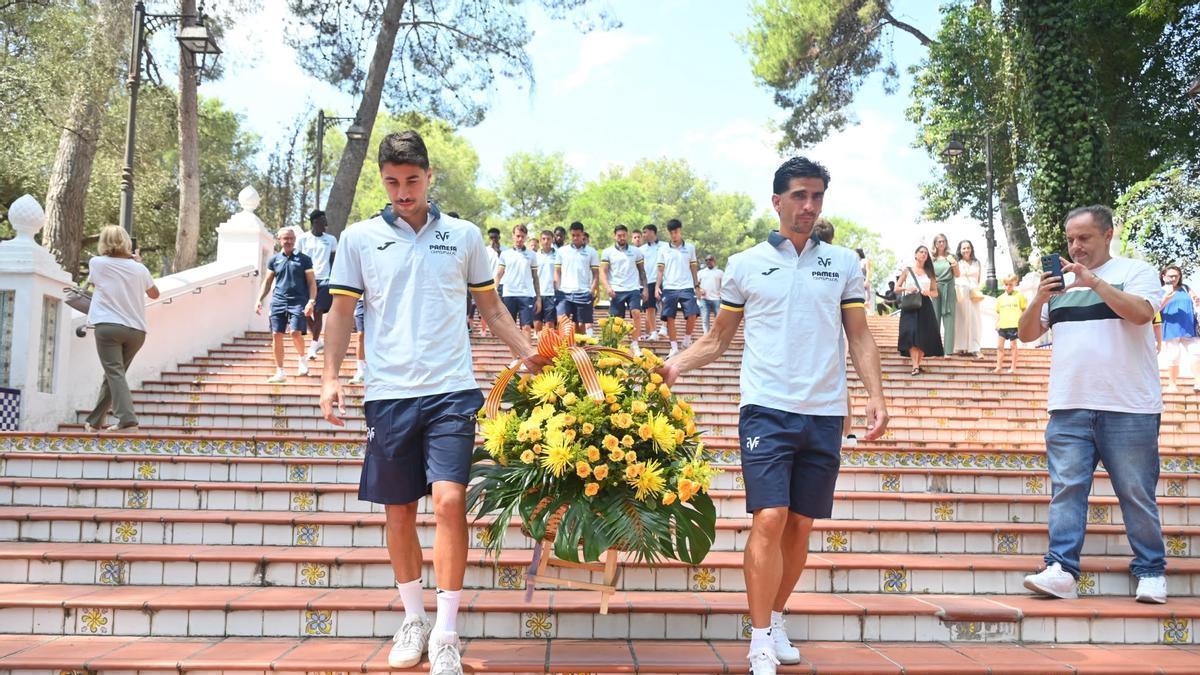 Vídeo | La tradicional ofrenda del Villarreal con Fernando Roig y los capitanes a la cabeza
