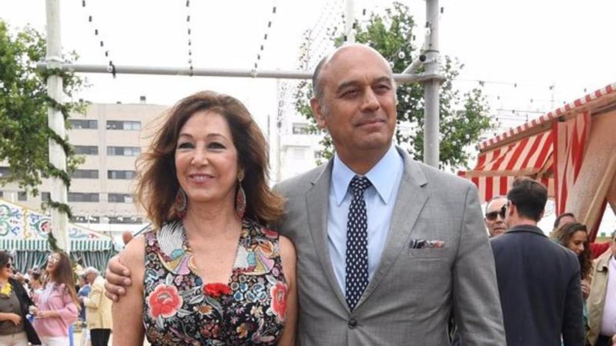 Ana Rosa Quintana y su marido, Juan Muñoz, en una de sus visitas a la Feria de Sevilla, donde pelean por ganar la disputa por su caseta.