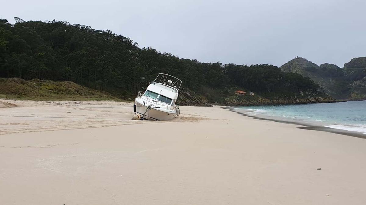 A salvo el yate arrastrado a una playa de Cíes