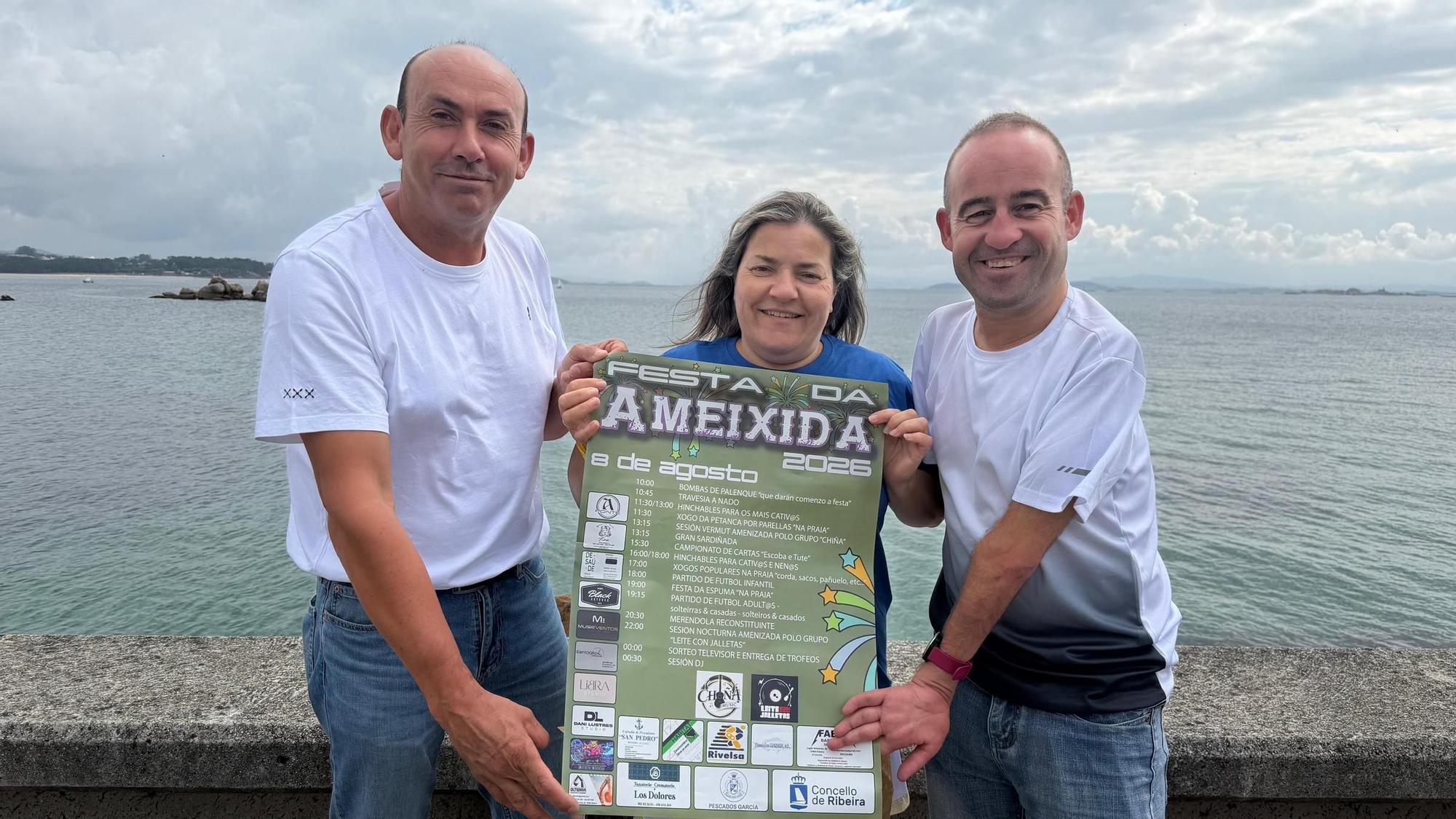 Fernando Abraldes, esquerda, María Jesús Paz e Álex Vidal presentando a festa.