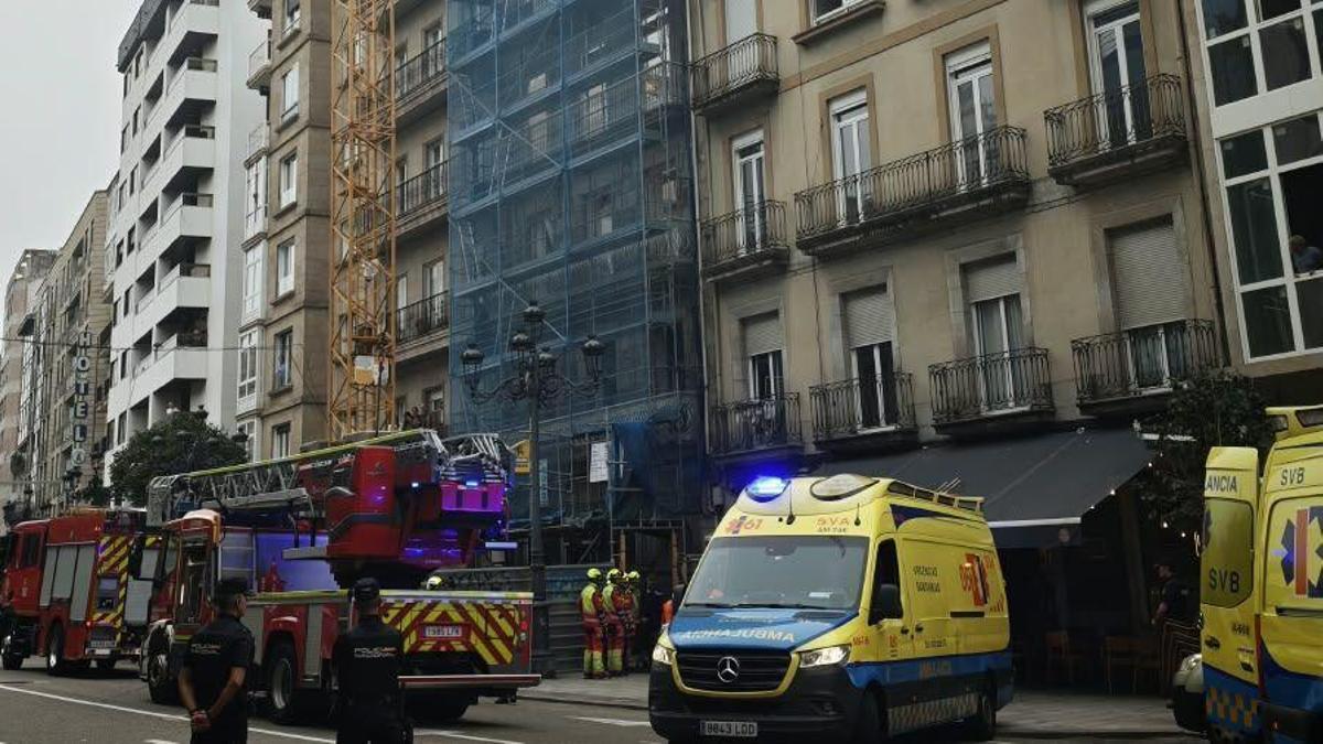 Dos operarios heridos tras el derrumbe de una placa en un edificio en obras en la calle García Barbón de Vigo