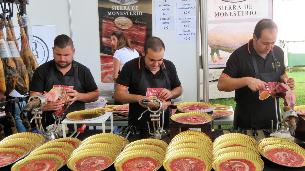 Maestros cortadores en la Fiesta del Jamón de Monesterio