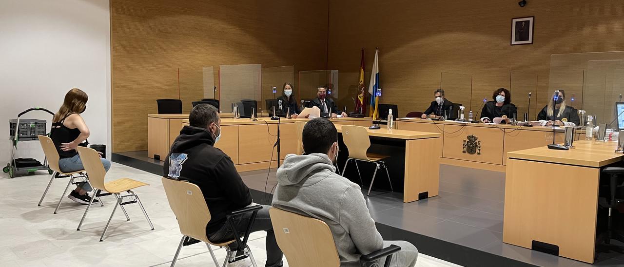 De izquierda a derecha los acusados Paula S., José Braulio M. y José Octavio R., este miércoles en el juicio en su contra.