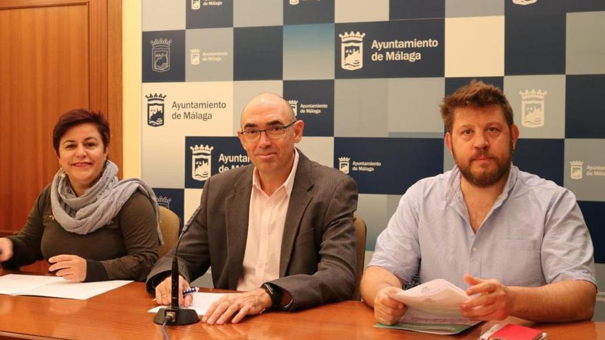 Los concejales de Adelante Málaga Paqui Macías, Eduardo Zorrilla y Nicolás Sguiglia en rueda de prensa.