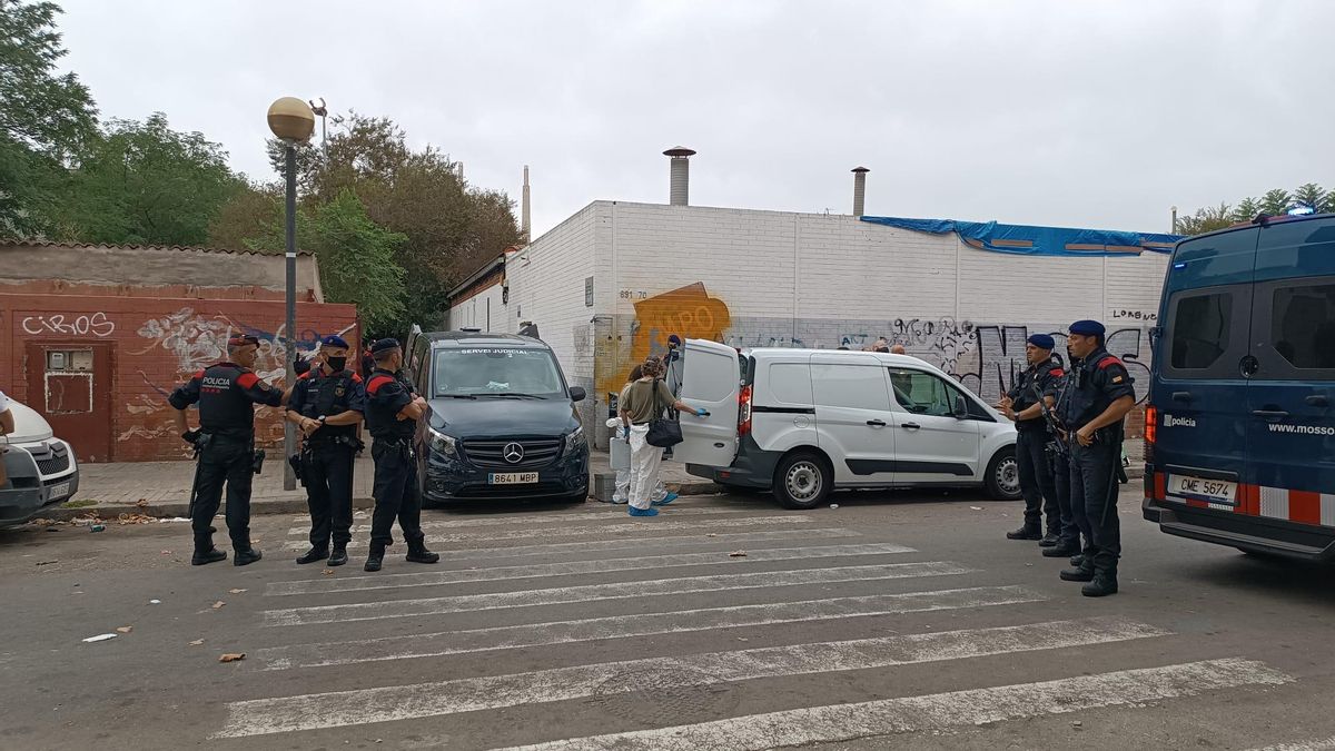 Vecinos del barrio del gran asentamiento con tuberculosis de Badalona exigen "información clara y soluciones reales"