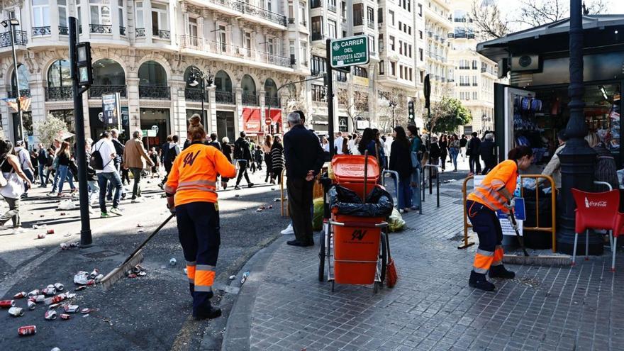 Trabajos de
limpieza tras la
«mascletà» de ayer.
m.a.montesinos
