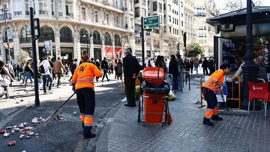 Treballs de neteja després de la ‘mascletà’ d’ahir. m. á. montesinos