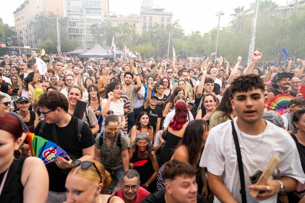 María Peláe, hace el pregón del Pride en la plaza Universitat