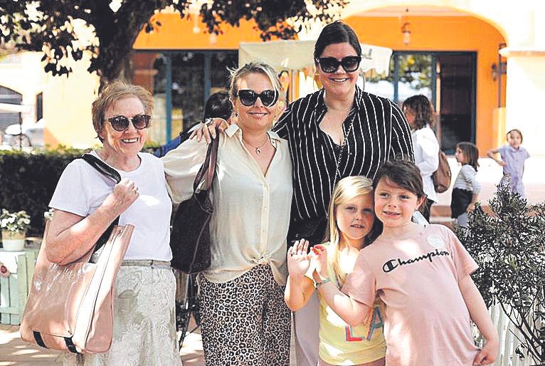 Anna, Gemma y Anna, entre los visitantes.