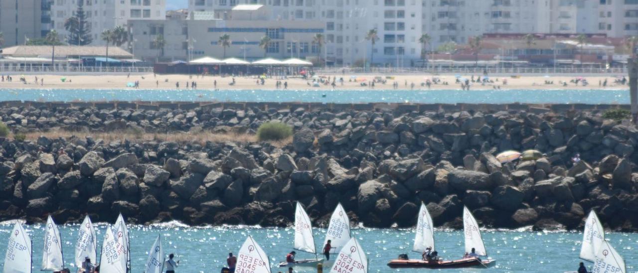 Imagen del Campeonato de Andalucía celebrado estos días en aguas de la bahía de Cádiz. | LA OPINIÓN