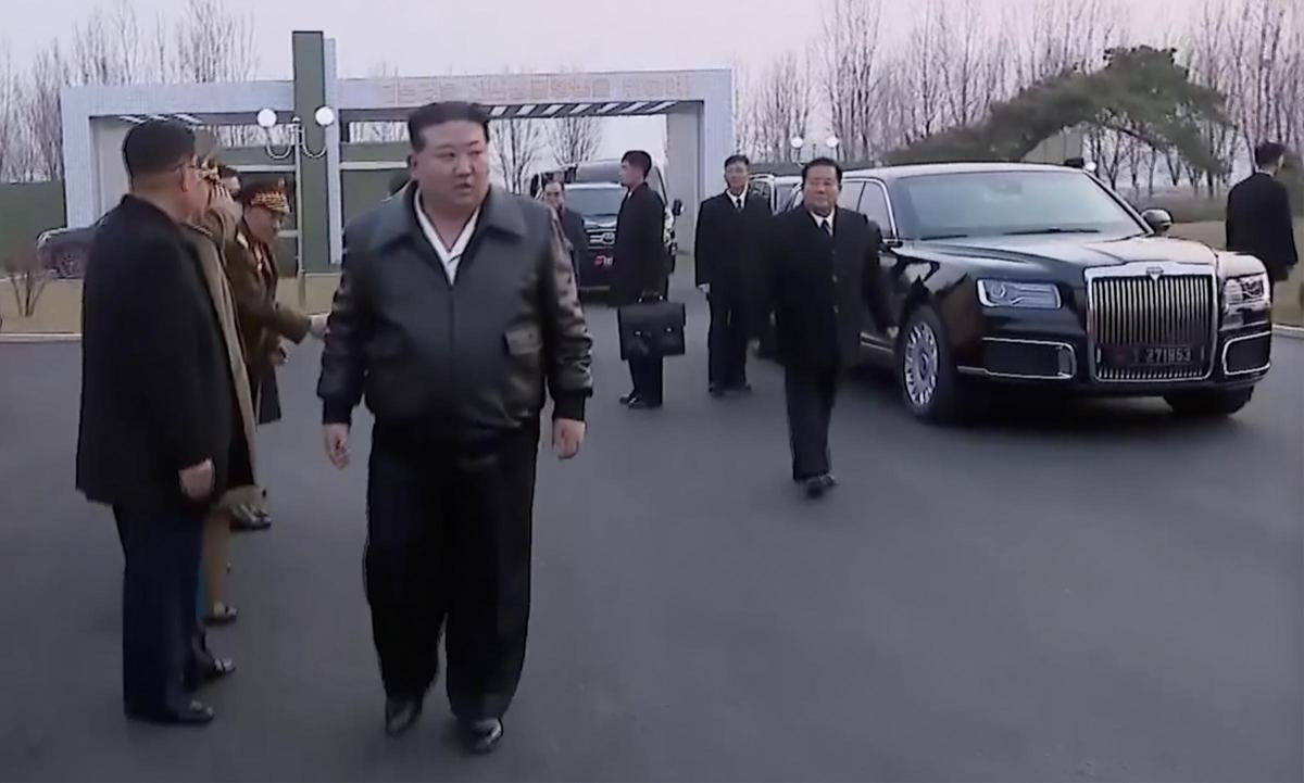 Captura de un vídeo difundido por la cadena KRT en la que aparece Kim Jong-un con el vehículo obsequio de Putin.