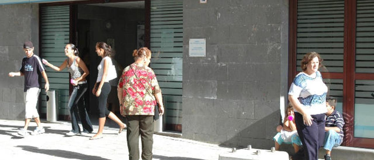 Fachada de la oficina de atención al cliente de la empresa mixta Aguas de Telde.