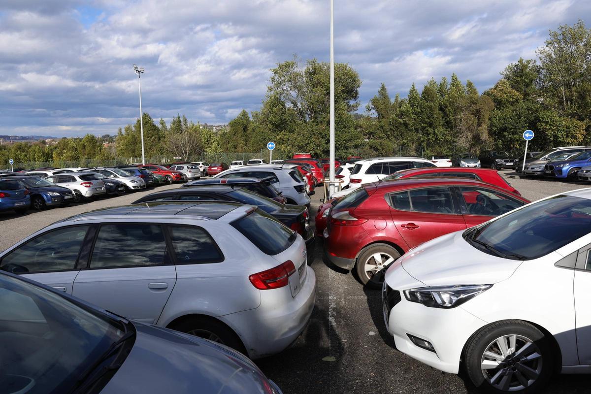 Así es la misión imposible de aparcar un día en el Hospital de Cabueñes de Gijón