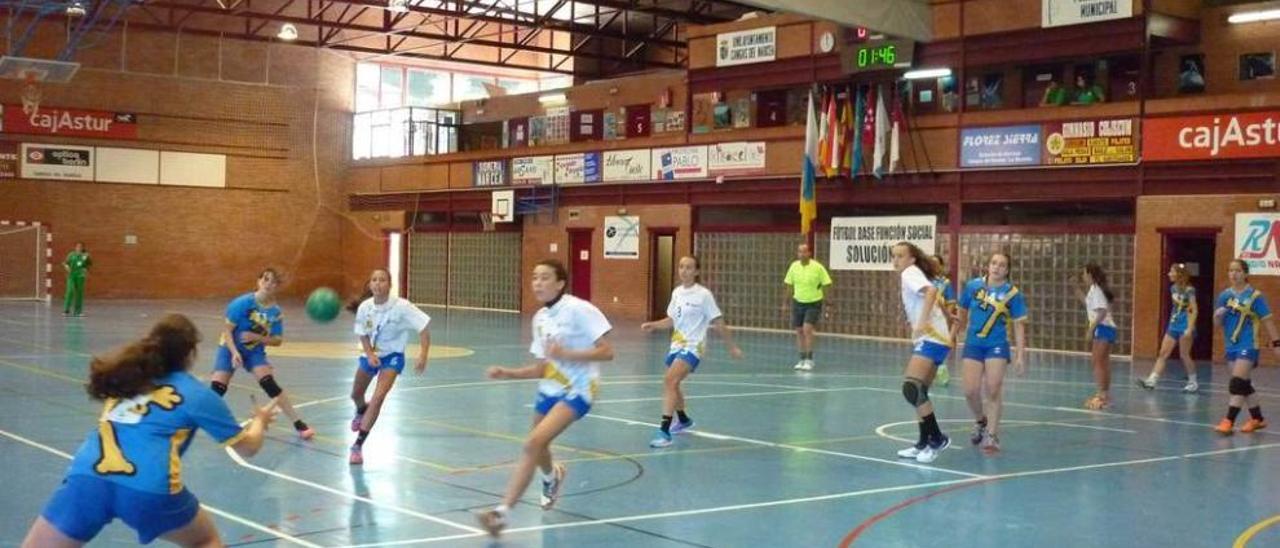 Una jugada del partido entre las selecciones asturiana y canaria de balonmano, ayer, en Cangas.