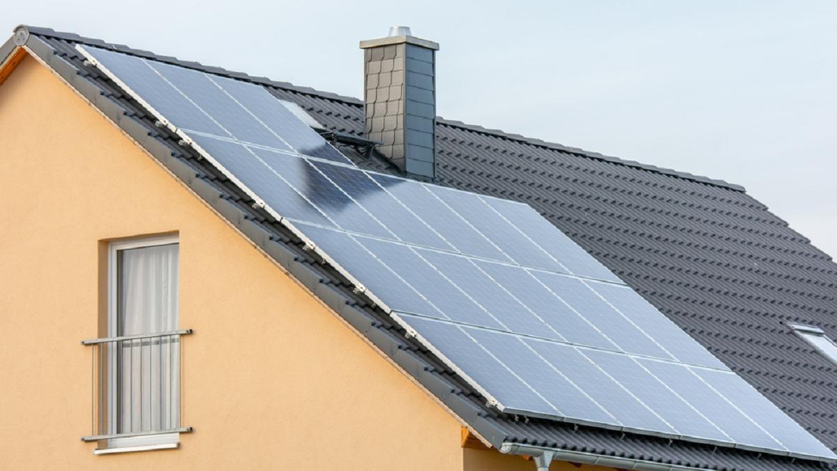 Placa solar en una vivienda.