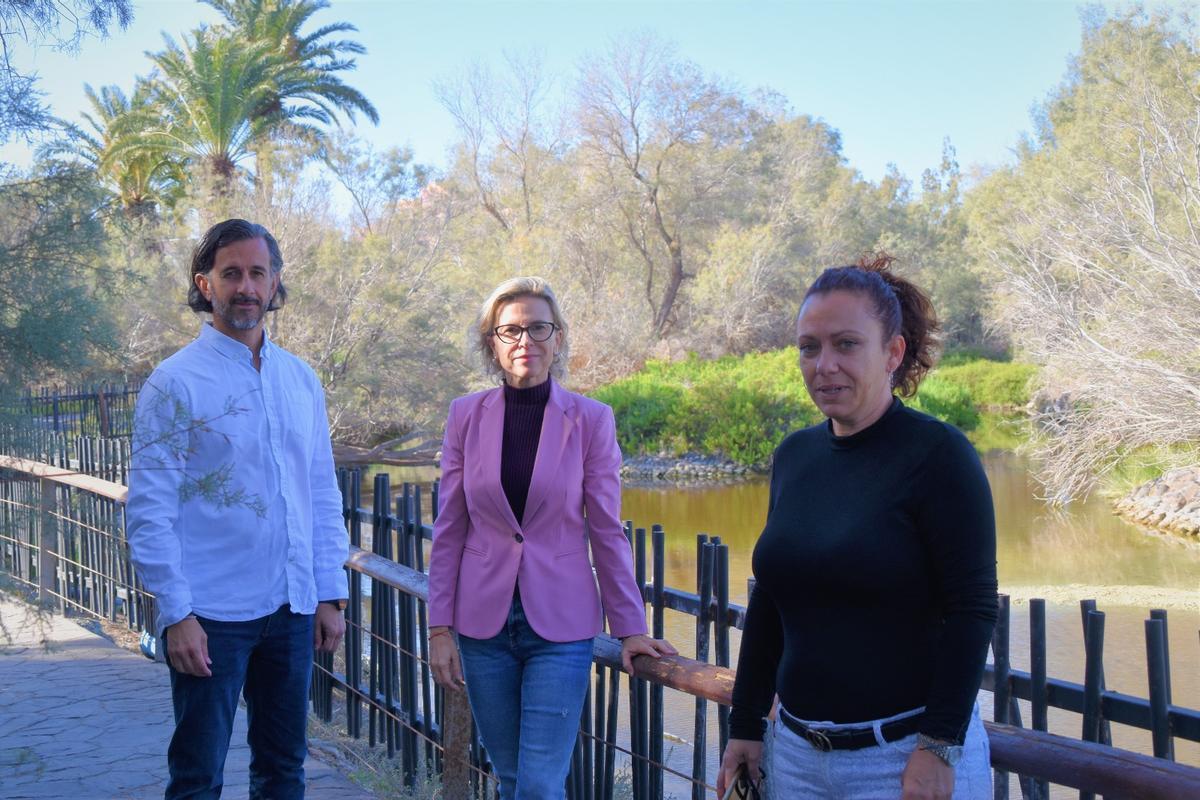 La alcaldesa de San Bartolomé de Tirajana, Conchi Narváez, junto a los ediles Antonio Pérez y Nélida García.