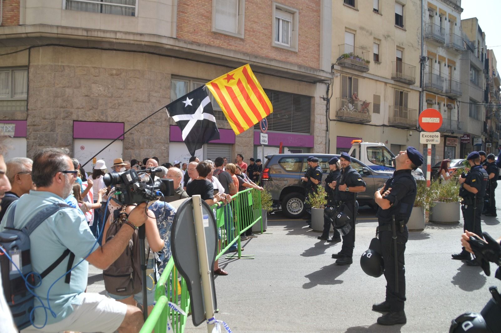 La princesa Elionor i la infanta Sofia rebudes a Figueres amb manifestants favorables i contraris